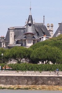 As we approached la Rochelle, we saw a sad looking face under a 'witch's hat'